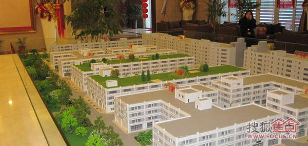 百利广场全知道: 【配套】经营涵盖家居建材,时尚百货,餐饮,娱乐,酒店,办公,仓储、物流8大业态板块,目前已与多家商超,家居品牌连锁商家达成合作意向。未来百利广场投入运营后将辐射津南、大港近百万消费人群。 百利广场项目位于津南区南部小站镇津岐公路小站桥南600米,处于津南区规划小站镇核心商圈的中心地带。紧邻津歧路,交通便捷。 百利广场项目占地62246.