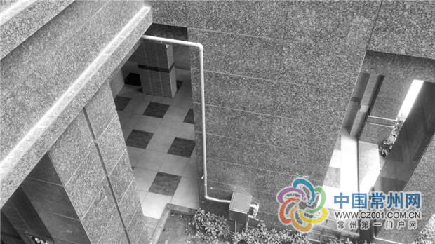 常州某小区进贼 业主要求装封闭阳台 物业反对