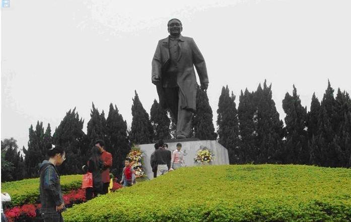 位置描述:深圳莲花山公园山顶 雕像人物:邓小平(1904-1997),曾任中华人民共和国中央军事委员会主席(1983-1989) 莲花山公园位于深圳市中心区北端,全园占地面积166.14公顷。公园以其清新、秀丽的姿色和端庄、质朴的风格吸引着广大游人,是一座风景优美、环境清新的休闲胜地。 莲花山公园筹建于1992年10月10日,1997年6月23日正式对外局部开放。直属深圳市人民政府城市管理办公室领导。公园现已开发建设并向游人开放的面积为60公顷。绿色、环保、自然、和谐发建设并向游人开放的面积为60公顷,绿