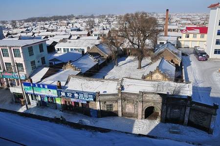 "魁府"建于清光绪年间,现位于乌拉街镇大"十字街"东约半华里,是这里