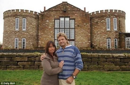 夫妇偷盖复古城堡 用干草塑料布捂4年-房产新