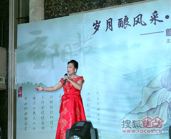 12日下午4时18分,活动在老年合唱团的合唱中拉开帷幕,一个个由老年朋友自编自演的节目受到在场业主的好评,现场掌声不断。在 麒麟湾老年业主登台献艺的同时, 麒麟湾还邀请了数位国家一级演员,为到场老年业主表演了京剧、河北梆子等备受老年人喜爱的节目。整场文艺演出以贴近社会、贴近生活、关爱老年人、健康、智慧、向上、崇尚自然为主基调,全部的节目内容均为广大人民群众所喜闻乐见,特别是11岁小朋友(获中国儿童艺术家称号)登台为在座爷爷奶奶表演的葫芦丝独奏及用鼻子吹奏葫芦丝的绝技,更是传递了全社会尊老爱老的优秀传统。
