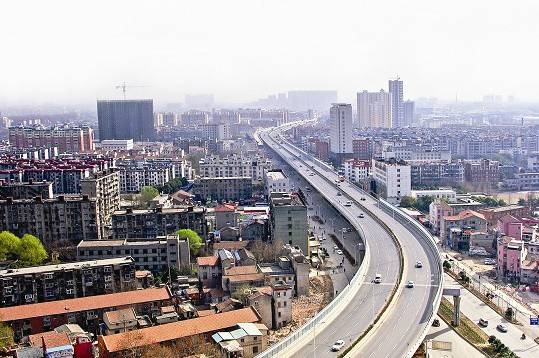 图为:白沙洲大道 2010年9月19日,本报举办城市区域中心的崛起与裂变暨白沙洲区域发展论坛,那时的白沙洲还是一片尚未被大规模开垦的处女地。 2012年8月8日,仅过去了不到两年,本报再次聚焦白沙洲,举办2012白沙洲区域发展高峰论坛,白沙洲已经成为江城最炙手的开发热土。 房企老大万科在白沙洲建设200万平方米一生之城万科金色城市,成功签约引入了4500平方米大型武商量贩、华师附小、育才幼儿园,目前社区已粗具规模。 福星惠誉在白沙洲布局了集大型商业、写字楼、青年公寓