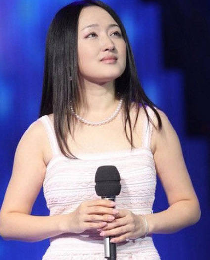 杨钰莹登2012湖南春晚 容颜未变美丽如初