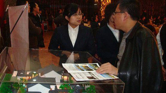 路虎车主向置业顾问详细咨询独栋别墅