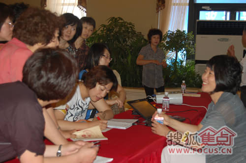 会员们与汤兰院长热切交流