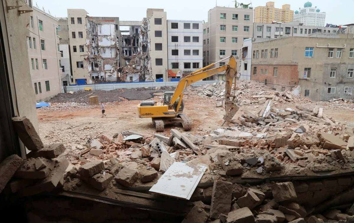 城中村未通知就拆房 3人睡梦中被砸伤_房产新