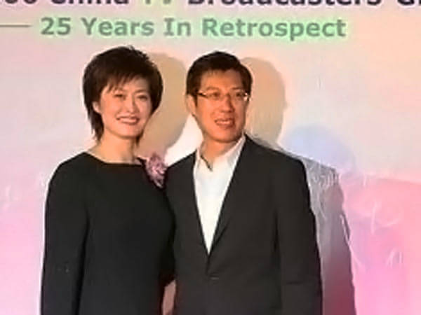 近日,网友曝光了一组央视主播敬一丹25岁女儿和外籍老公的生活照,引来众网友转发。据悉,敬一丹女儿名叫王尔晴,毕业于世界名校英国帝国理工学院,而她的外籍老公名叫Nick。 王尔晴和洋老公合照。 王尔晴和洋老公合照。 谈到敬一丹,印象最深的便是大气端庄的主持风格和风细雨的主播语言。图为敬一丹女儿美照。 在人才济济的央视,敬一丹多年来始终稳坐主播的位置。图为敬一丹女儿美照。 敬一丹和丈夫王梓木的合照。 敬一丹和丈夫王梓木的合照。 敬一丹丈夫王梓木。王梓木在1994年,年仅41岁时就已经坐上了经贸委综合司