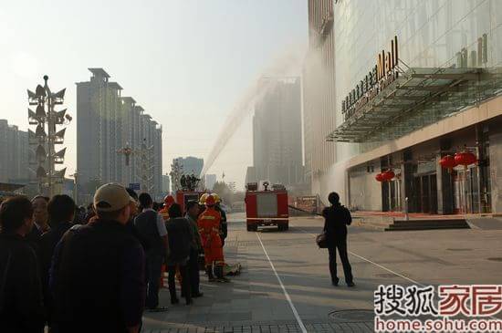 红星美凯龙方北商场11.9消防日进行消防演习_